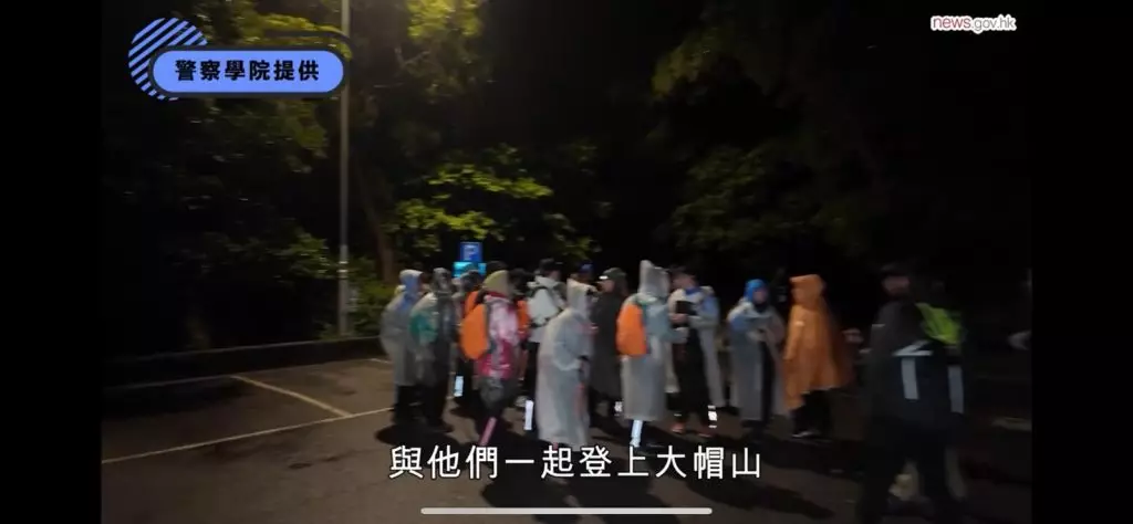 風雨中與學警預備訓練課程學員同登大帽山 周一鳴寄語: 即使灰暗最終也會見光明 風雨中與學警預備訓練課程學員同登大帽山 周一鳴寄語: 即使灰暗最終也會見光明