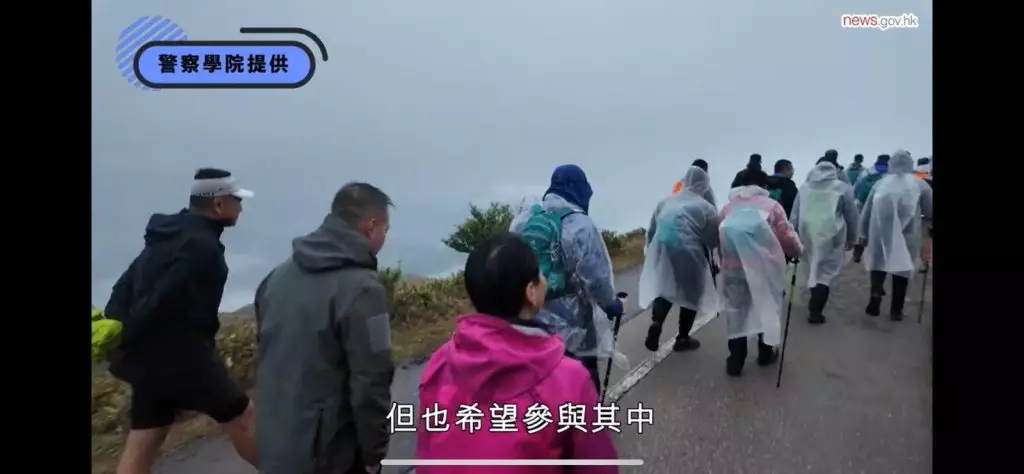風雨中與學警預備訓練課程學員同登大帽山 周一鳴寄語: 即使灰暗最終也會見光明 風雨中與學警預備訓練課程學員同登大帽山 周一鳴寄語: 即使灰暗最終也會見光明