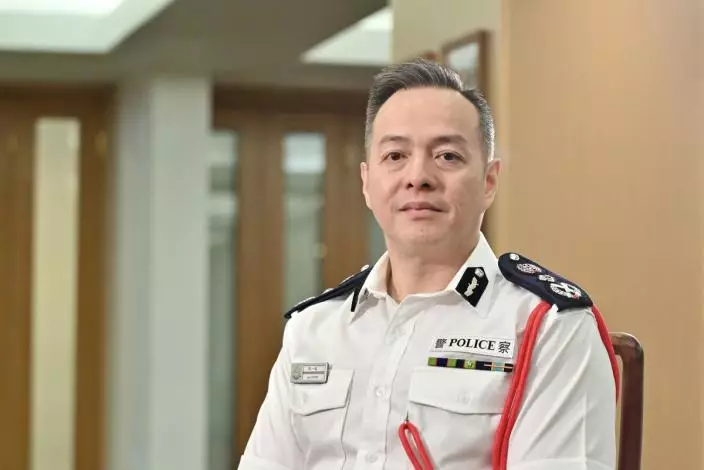 風雨中與學警預備訓練課程學員同登大帽山 周一鳴寄語: 即使灰暗最終也會見光明 風雨中與學警預備訓練課程學員同登大帽山 周一鳴寄語: 即使灰暗最終也會見光明