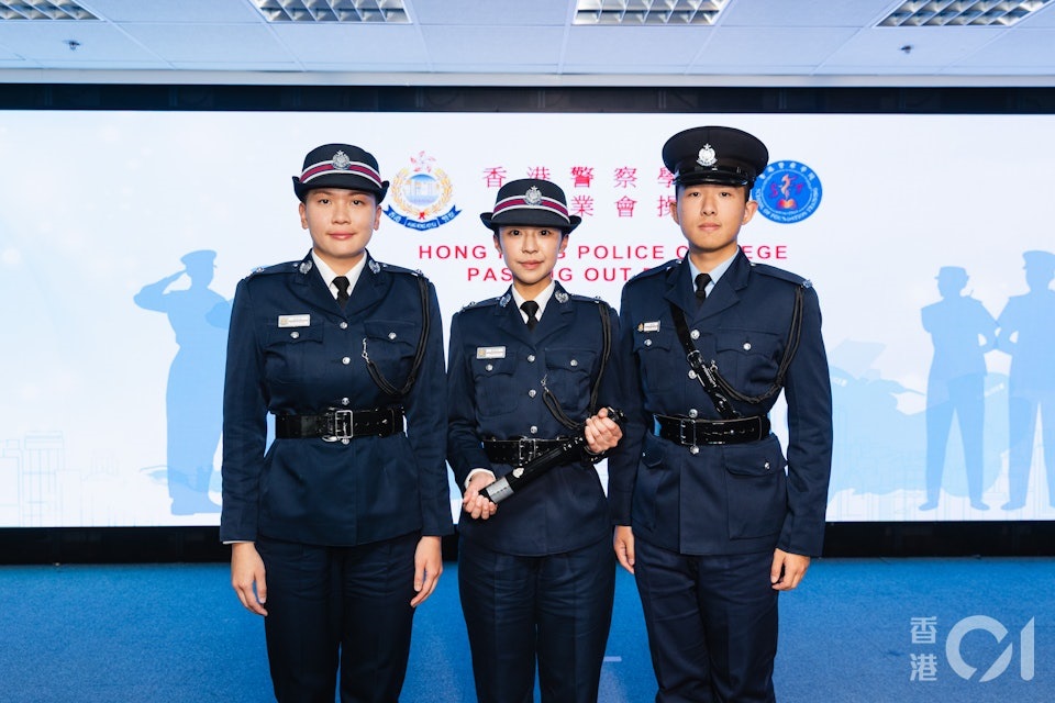 見習督察黃鈺茵(左)、見習督察譚樂怡(中)及學警程炫(右)。 見習督察黃鈺茵(左)、見習督察譚樂怡(中)及學警程炫(右)。