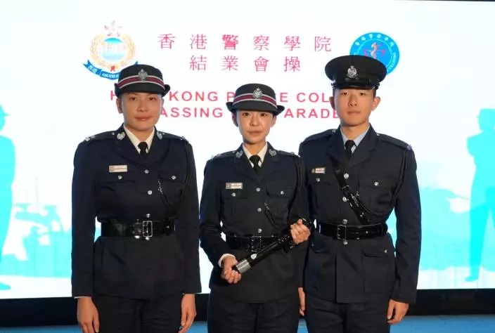 見習督察黃鈺茵(左)曾為港隊泳將,見習督察譚樂怡(中)獲頒榮譽警棍,港專應用教育文憑DAE畢業學員 - 學警程炫(右)則為首屆「應用教育文憑」學警預備課程最優秀學員。 見習督察黃鈺茵(左)曾為港隊泳將,見習督察譚樂怡(中)獲頒榮譽警棍,港專應用教育文憑DAE畢業學員 - 學警程炫(右)則為首屆「應用教育文憑」學警預備課程最優秀學員。