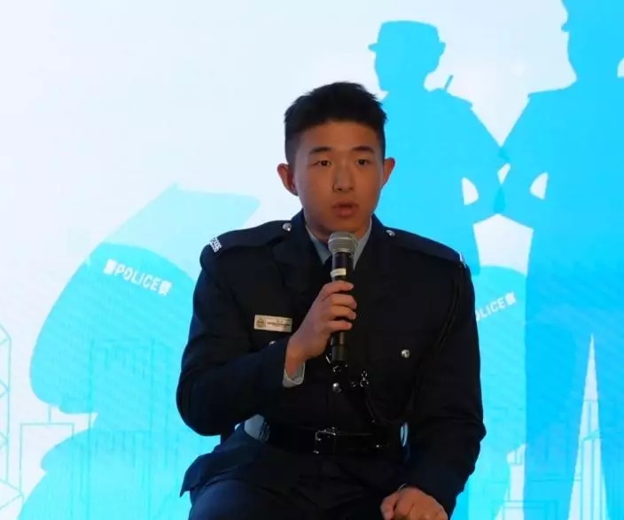 港專應用教育文憑DAE畢業學員 - 學警程炫在訓練期間擔任班長,學懂以身作則與團隊協調;他認為細心與主動承擔,是作為警務人員不可或缺的特質。 港專應用教育文憑DAE畢業學員 - 學警程炫在訓練期間擔任班長,學懂以身作則與團隊協調;他認為細心與主動承擔,是作為警務人員不可或缺的特質。