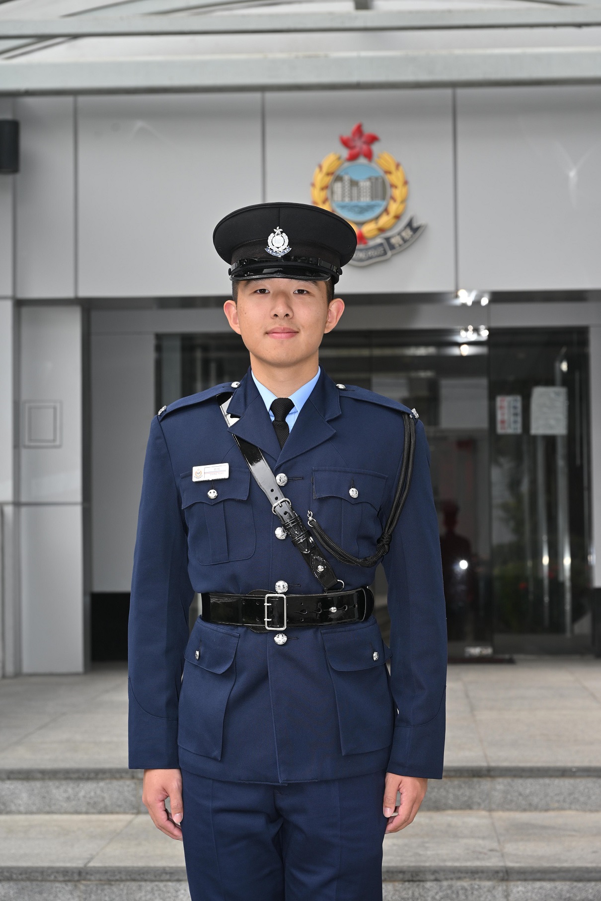 港專應用教育文憑DAE畢業學員程炫以「最優秀學員」身份完成學警預備訓練課程,並於2025年7月以學警身份再次踏入警校。 港專應用教育文憑DAE畢業學員程炫以「最優秀學員」身份完成學警預備訓練課程,並於2025年7月以學警身份再次踏入警校。