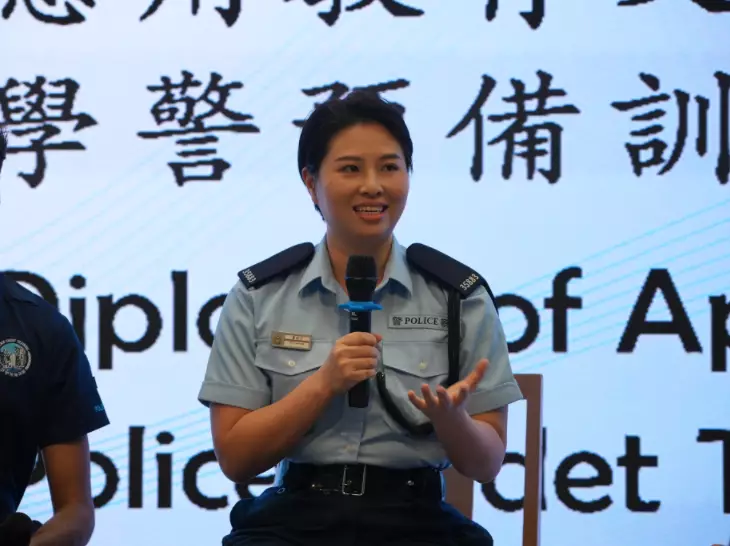 學警預備課程結業 18歲巴裔青年矢志成為溝通橋樑 成功入職學員分享經歷 操五種語言的南亞裔青年 棄日本工作回流的港人 兩學員細說從警初心 架溝通橋樑 齊撲滅罪行