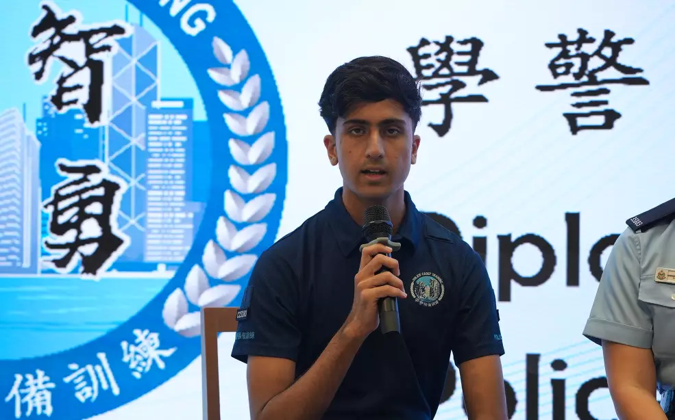 學警預備課程結業 18歲巴裔青年矢志成為溝通橋樑 成功入職學員分享經歷 操五種語言的南亞裔青年 棄日本工作回流的港人 兩學員細說從警初心 架溝通橋樑 齊撲滅罪行